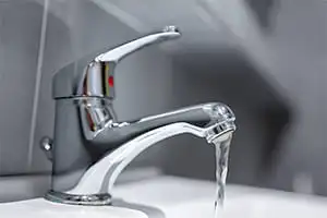 Robinet (mitigeur) ouvert au maximum avec eau pression basse qui coule.