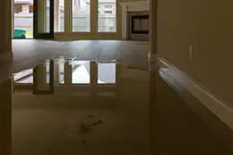 Flaque d'eau sur carrelage dans une maison