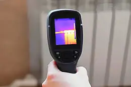 Matériel de recherche de fuite, Caméra thermique pointe un radiateur écran allumé