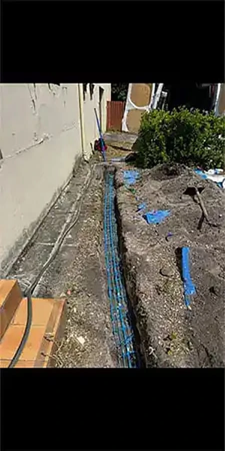 Recherche-de-fuite-et-reparation-de-canalisation-en-exterieur tranchee le long d une maison